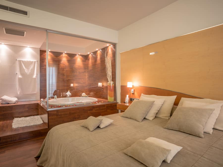 Een bureau, geluiddichte muren, extra bedden (toeslag), gratis wifi