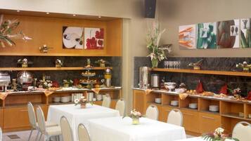 Se ofrece un desayuno bufé todos los días (por un coste adicional)