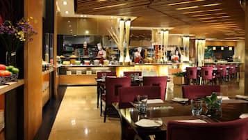 Daily buffet breakfast (CNY 170 per person)