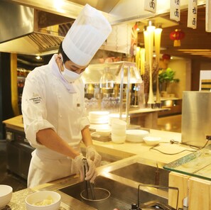 2 restauranter, frokost, lunsj og middag serveres, kinesiske retter