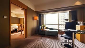 Suite junior, 1 cama King size | Área de sala de estar | Televisión LCD de 36 pulgadas con canales vía satélite y televisión