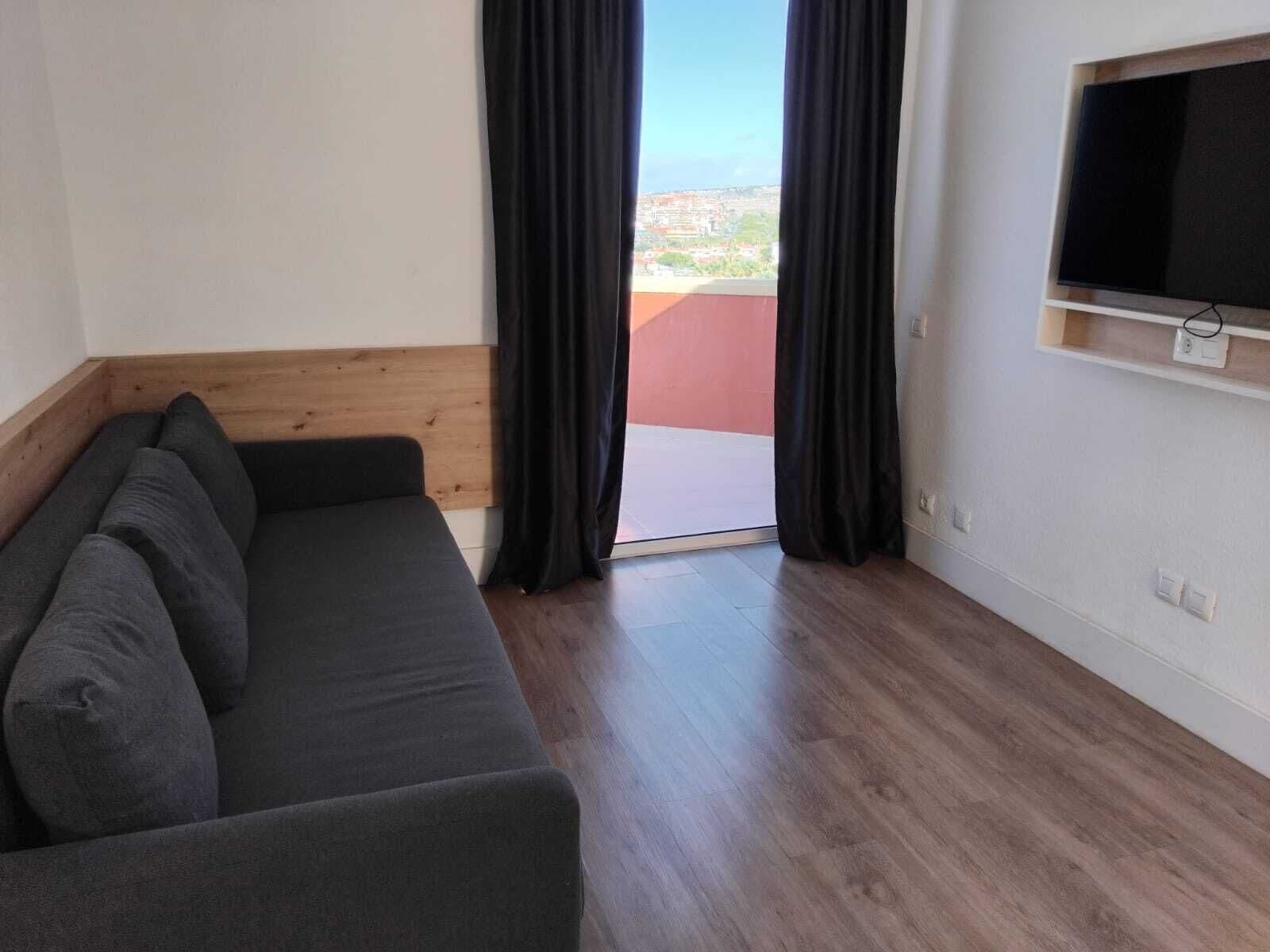 Brankas, setrika/meja setrika, dan seprai linen