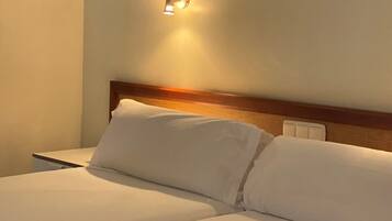 Tallelokero huoneessa, silitysrauta/-lauta, vuodevaatteet