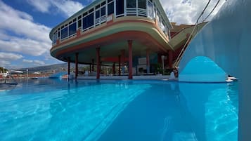 Ulkouima-allas, aurinkovarjoja, aurinkotuoleja