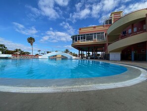 Piscine extérieure, parasols de plage, chaises longues