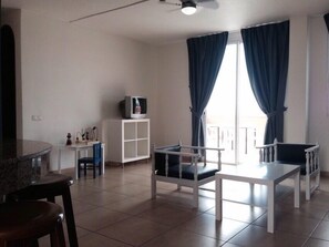 Familienapartment, 2 Schlafzimmer, Meerblick | Wohnzimmer | 42-Zoll-Flachbildfernseher mit Digitalempfang, Fernseher