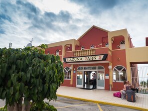 Un edificio con un letrero que dice "Laguna Park 2" y un balcón con barandillas.