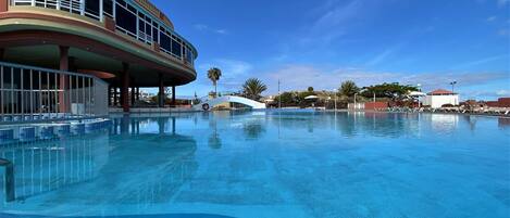 Außenpool, Sonnenschirme, Liegestühle