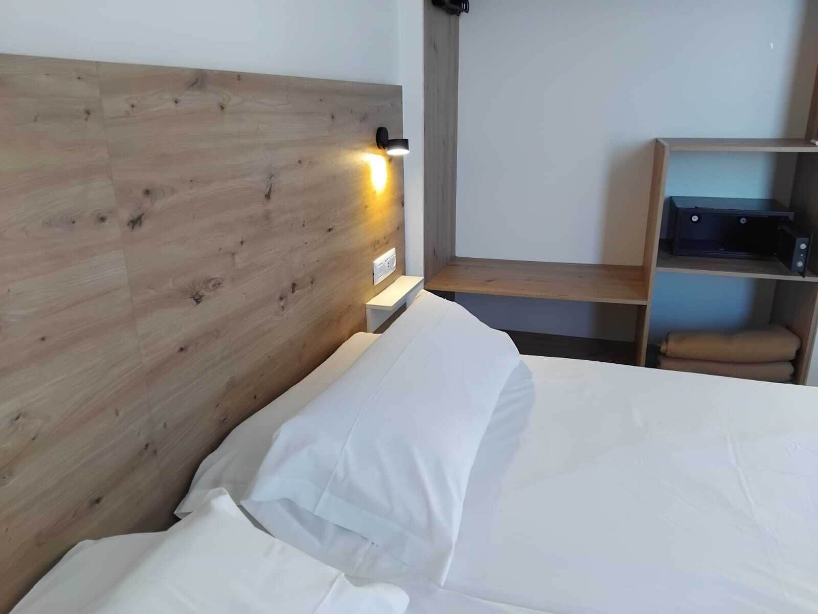 Brankas, setrika/meja setrika, dan seprai linen