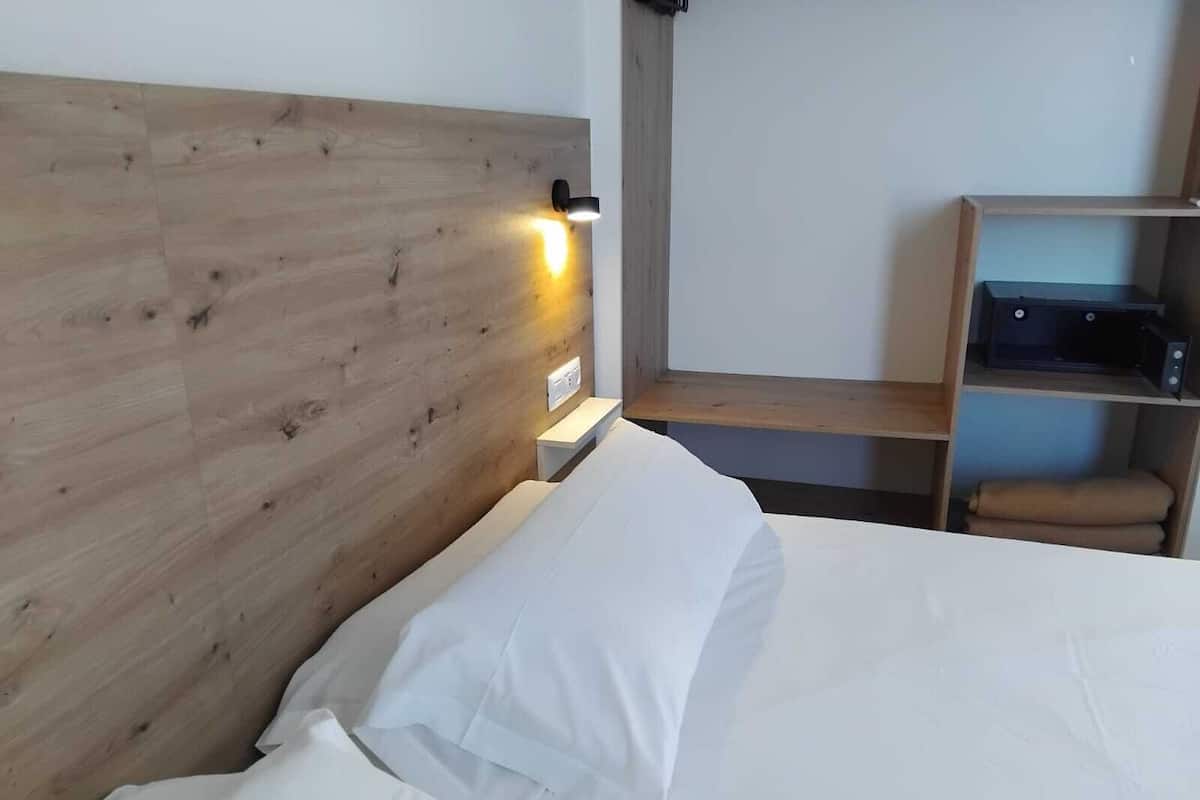 Brankas, setrika/meja setrika, dan seprai linen