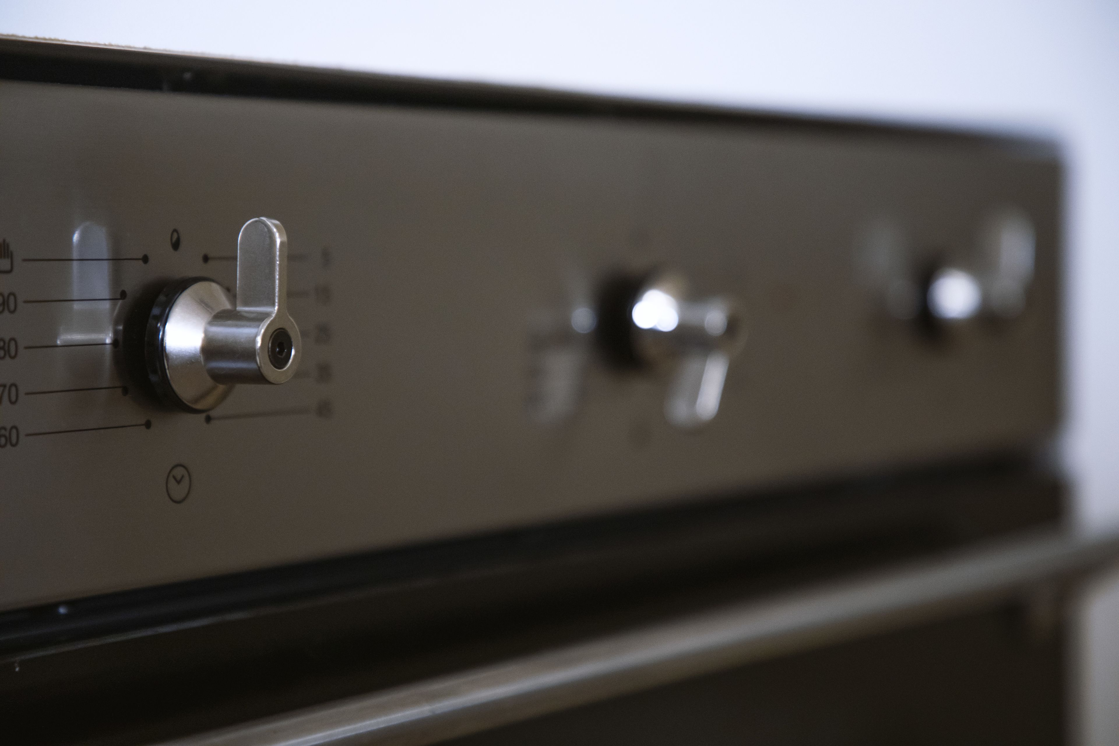 Een bedieningspaneel met knoppen en indicatoren, waarschijnlijk voor audio-apparatuur.