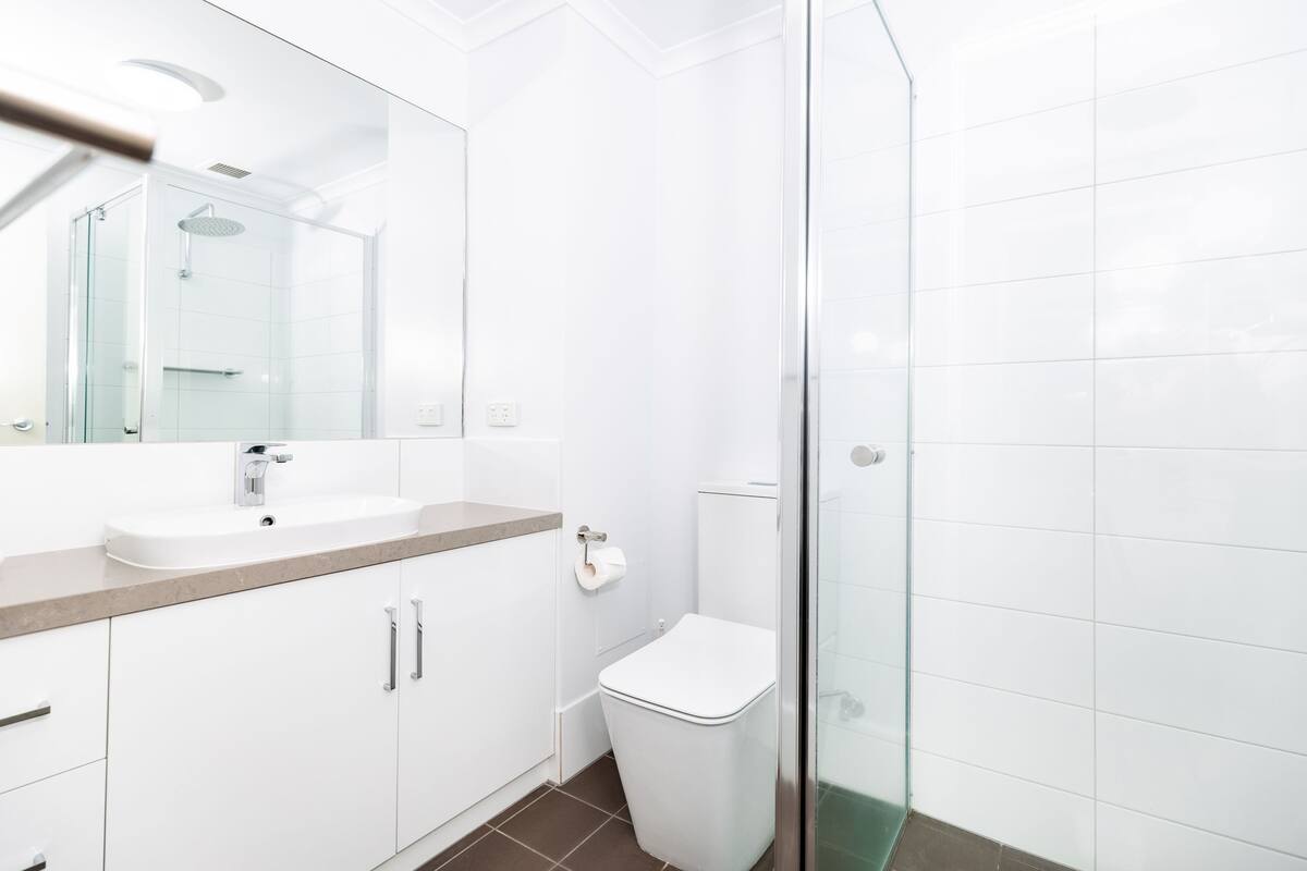 studio apartment | bathroom | shower, free toiletries, hair dryer, towels