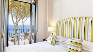 Habitación superior, frente al mar | 1 habitación, ropa de cama de alta calidad, edredón y minibar