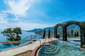 Una piscina cubierta, 10 piscinas al aire libre