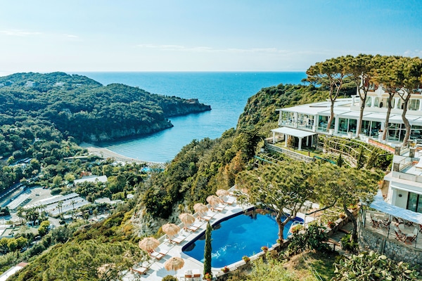 Una piscina cubierta, 10 piscinas al aire libre