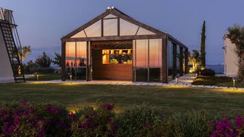 Luxury-Suite | Wohnbereich | 32-Zoll-Flachbildfernseher mit Premium-TV-Sendern, Fernseher