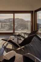 Couples treatment rooms, sauna, hot tub, steam room, hot springs