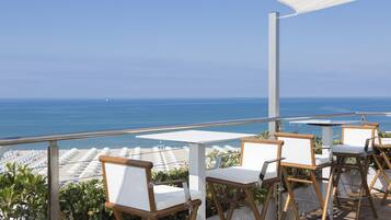 2 bars/lounges, lobby lounge, rooftop bar