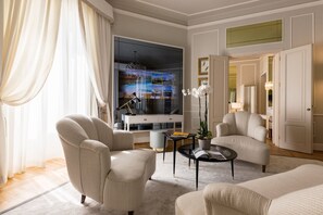 Ropa de cama de alta calidad, edredón, camas con pillow-top y minibar
