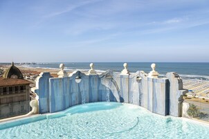 Una piscina al aire libre (de 08:30 a 19:00), tumbonas