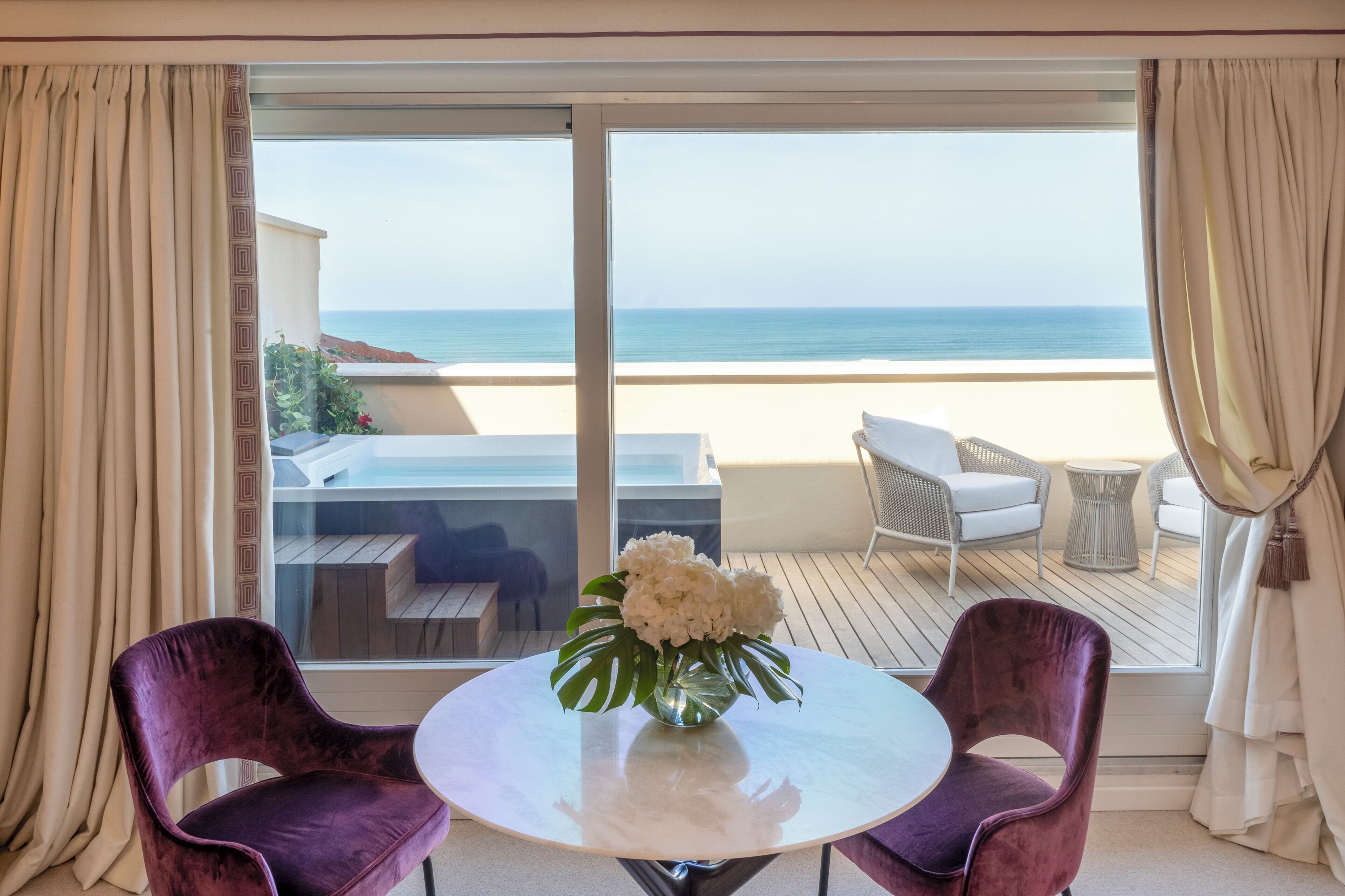 Panoramic Suite | Living area | 40-inch plasma TV with satellite channels, Smart TV