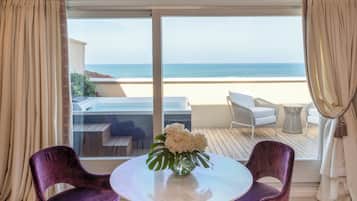 Panoramic Suite | Living area | 40-inch plasma TV with satellite channels, Smart TV