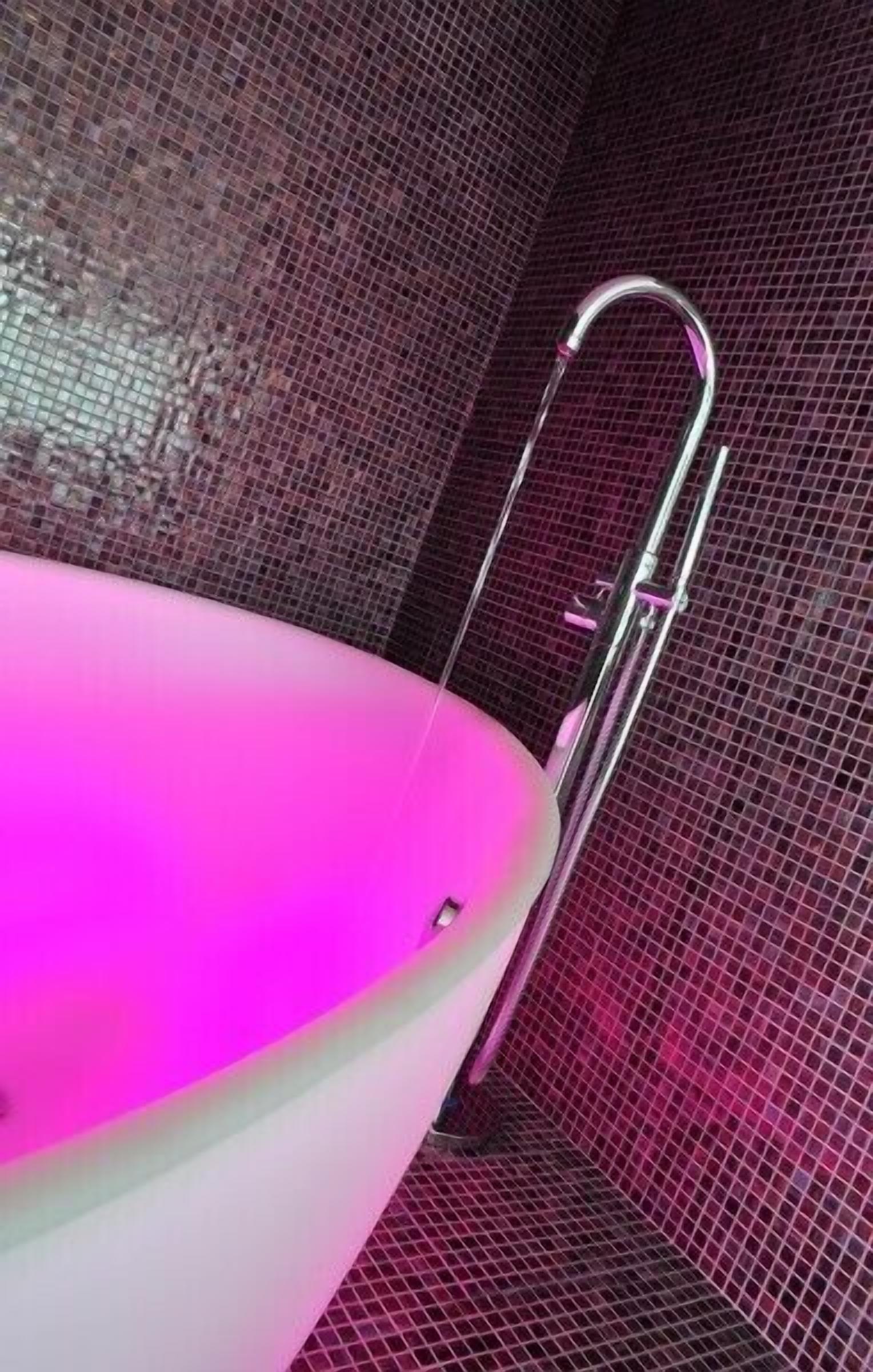 suite | deep-soaking bathtub