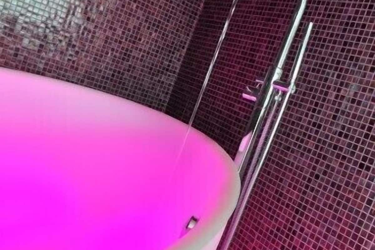 suite | deep-soaking bathtub