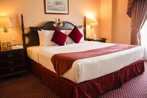 Sengetøy av topp kvalitet, minibar, safe på rommet og skrivebord