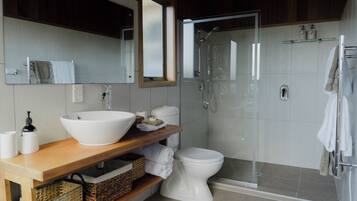 Classic Apartment, Multiple Beds, Non Smoking, Ocean View | Bathroom | Free toiletries, towels
