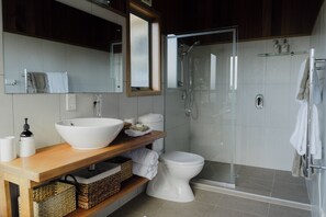 Classic Apartment, Multiple Beds, Non Smoking, Ocean View | Bathroom | Free toiletries, towels