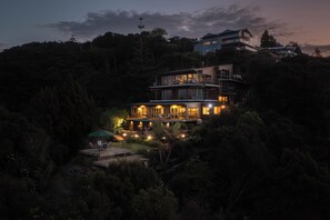 Exterior - Cliff Edge by the Sea (Opua)