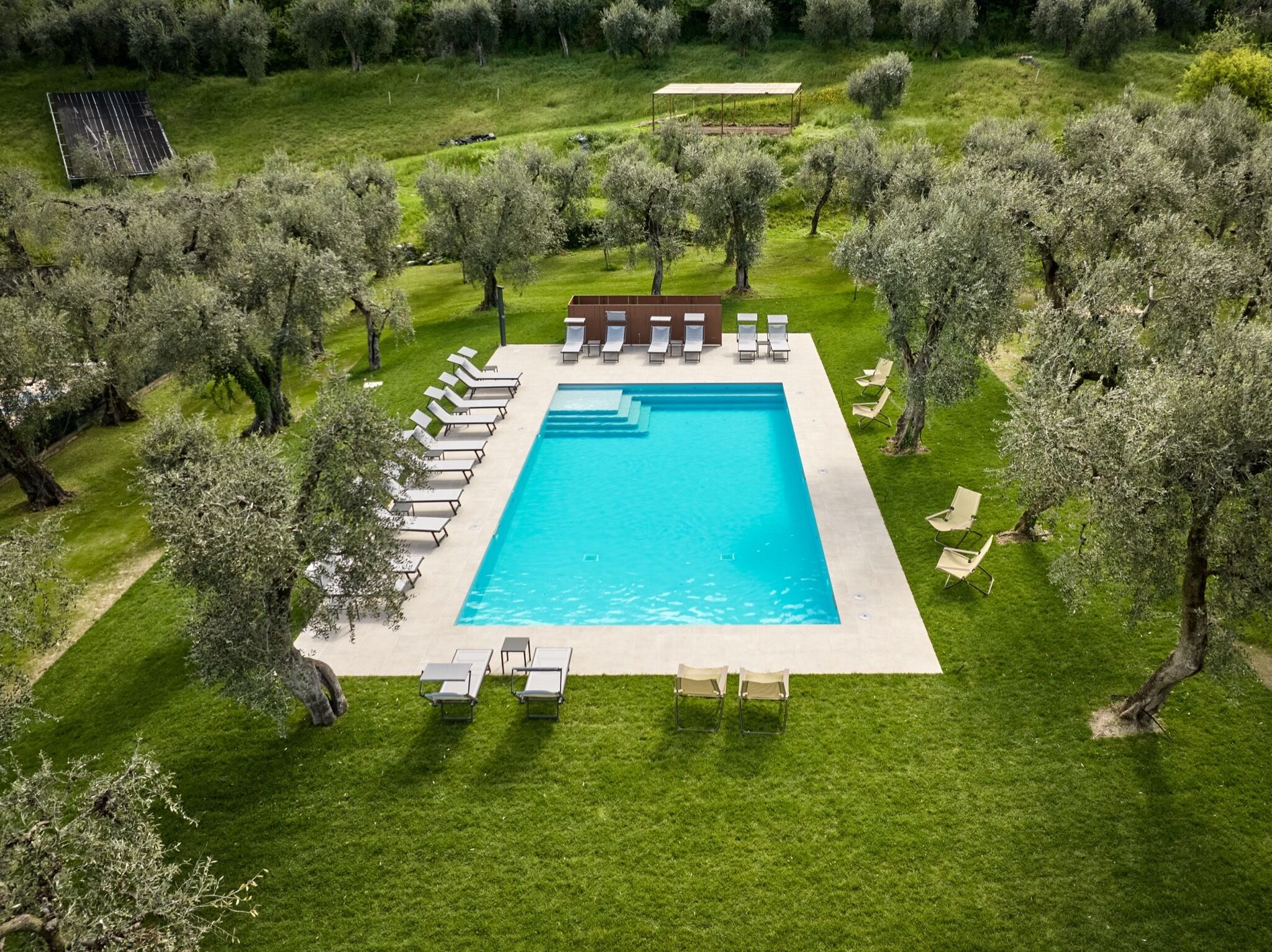 Sæsonbestemt udendørs pool, liggestole