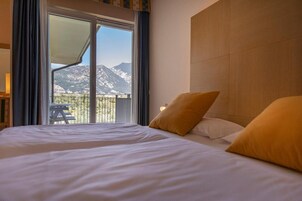 Caja fuerte, escritorio, cortinas opacas y tabla de planchar con plancha