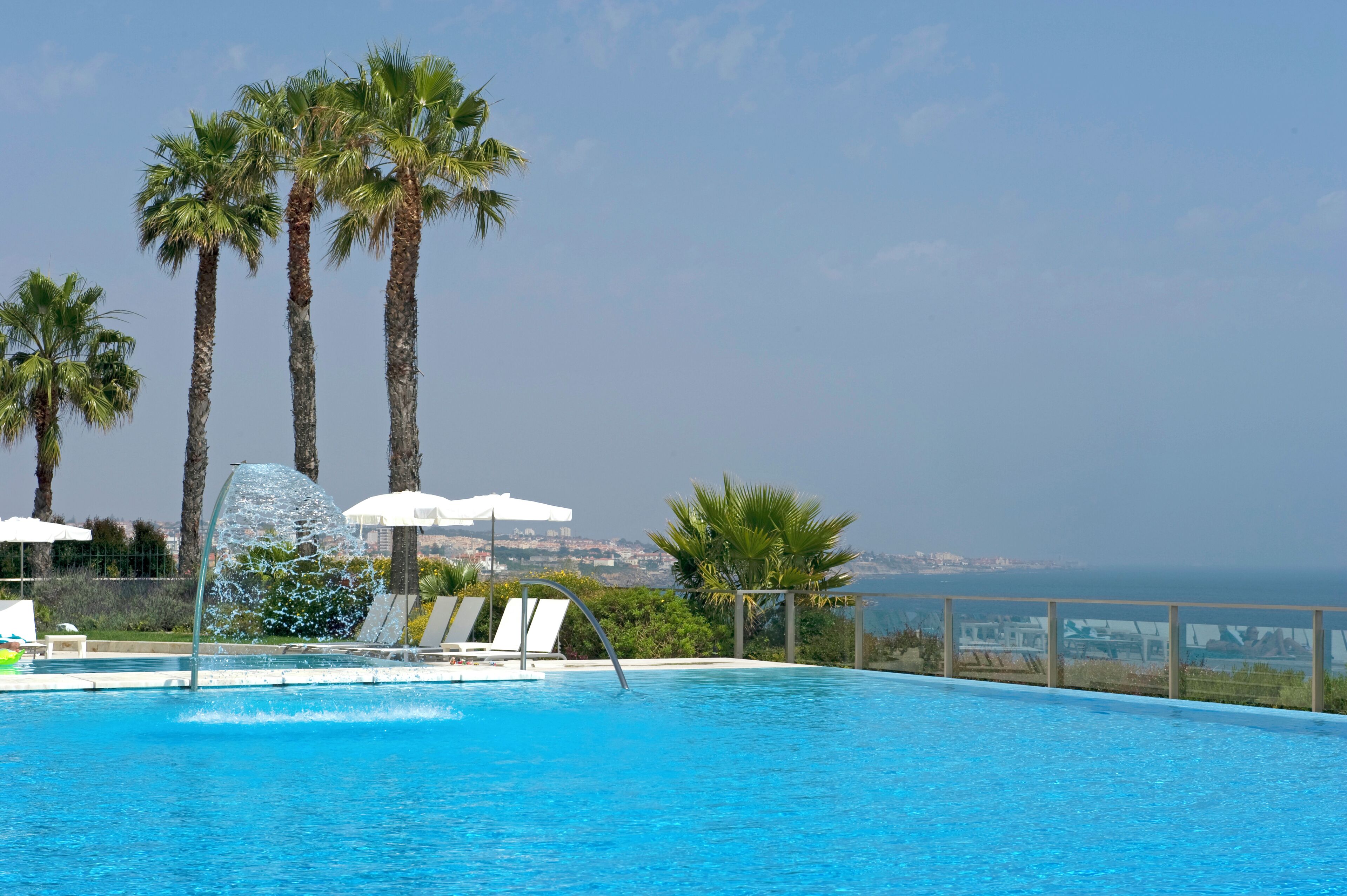 2 piscinas internas, piscina externa sazonal, guarda-sóis