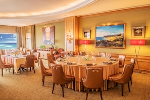 2 restaurants; breakfast, lunch, dinner and brunch served  - Hotel Cascais Miragem (Cascais)