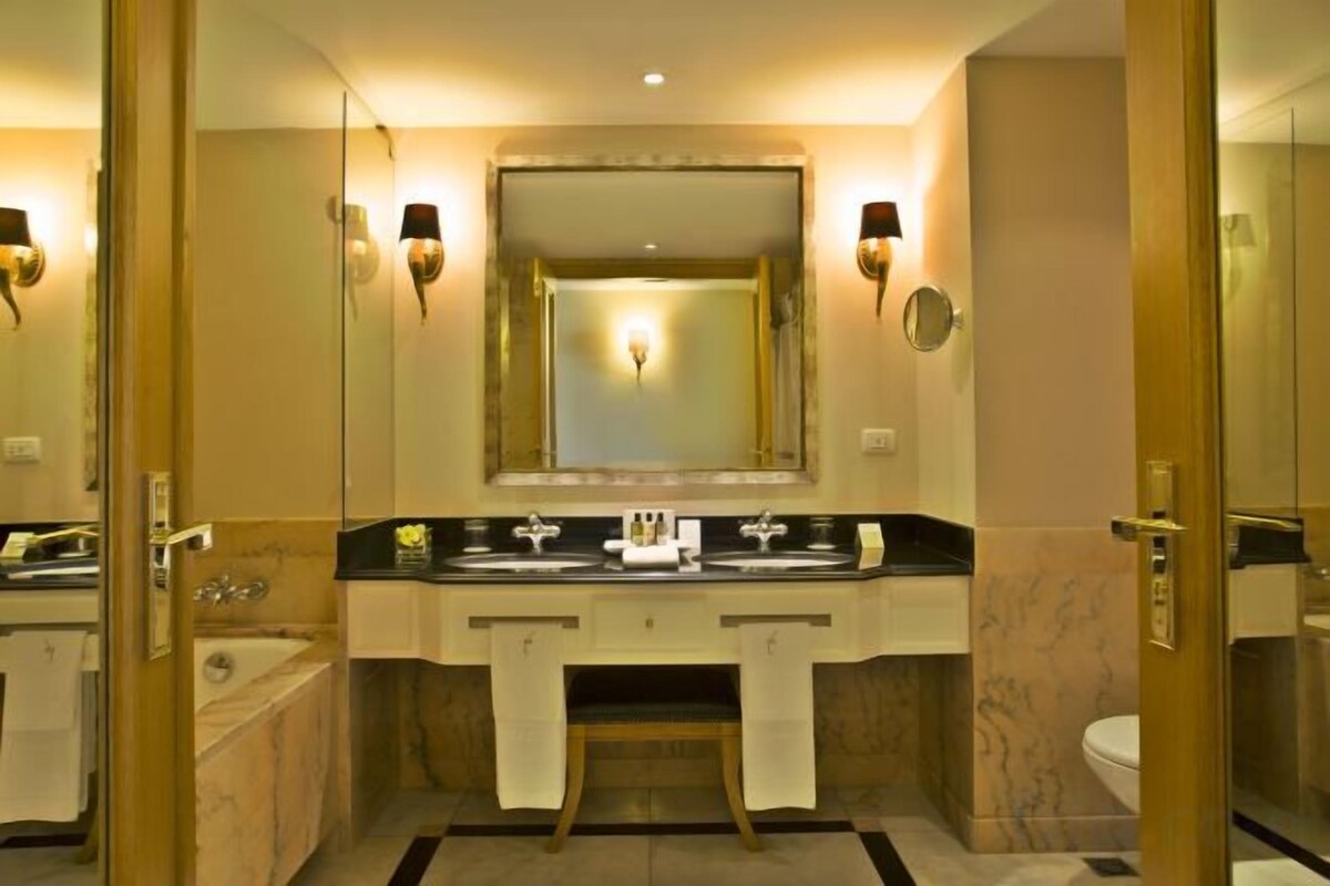 Articles de toilette gratuits, sèche-cheveux, peignoirs, chaussons