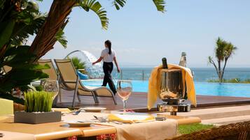 2 restaurants, breakfast served