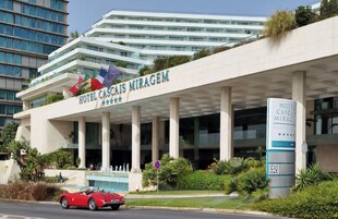 Un hotel con fachada moderna, varios pisos y una entrada destacada con un letrero.