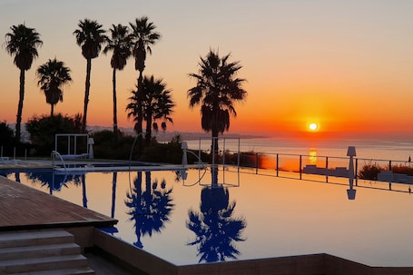 2 piscine coperte, piscina stagionale all'aperto, ombrelloni da piscina. Hotel Cascais Miragem