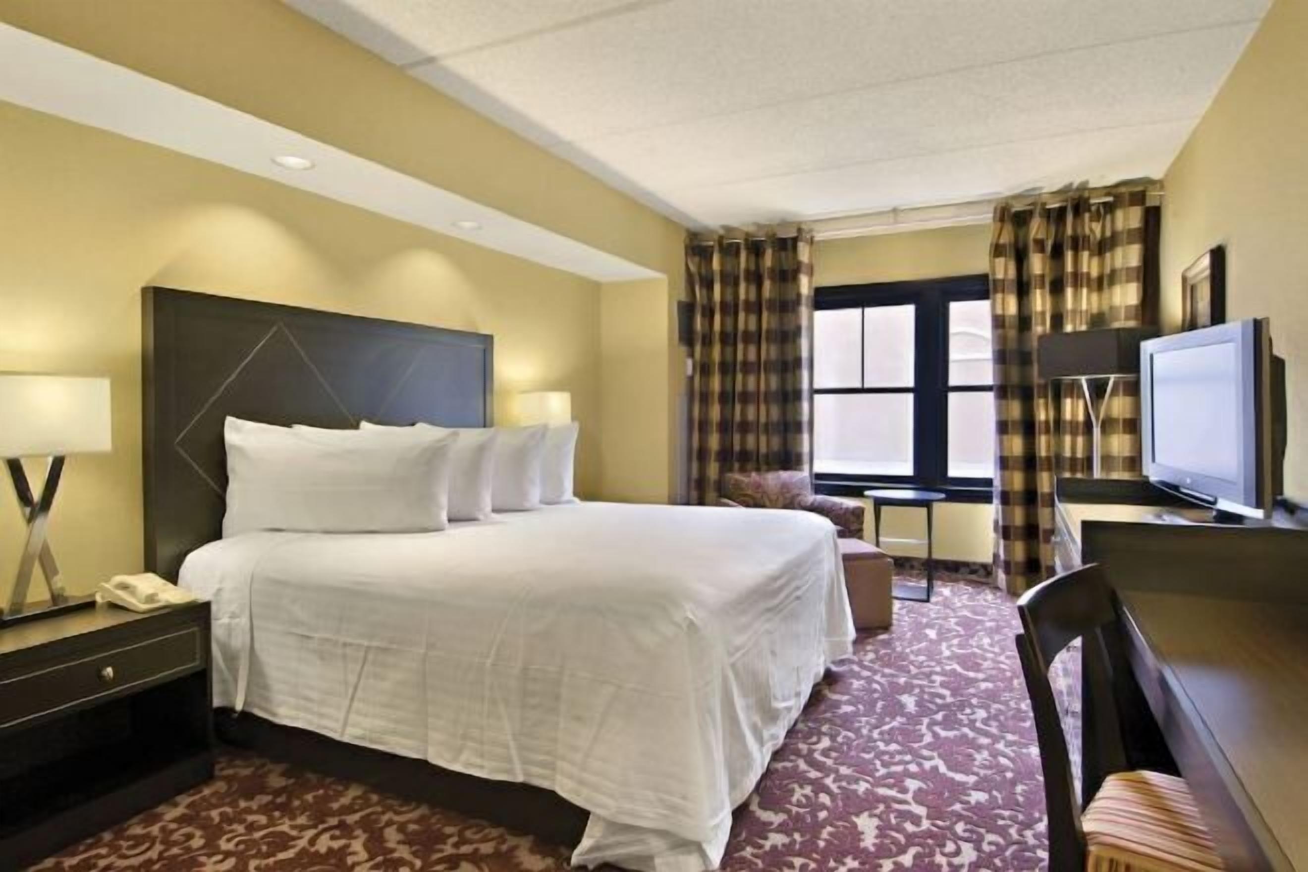 Bureau, rideaux occultants, fer et planche à repasser, draps fournis