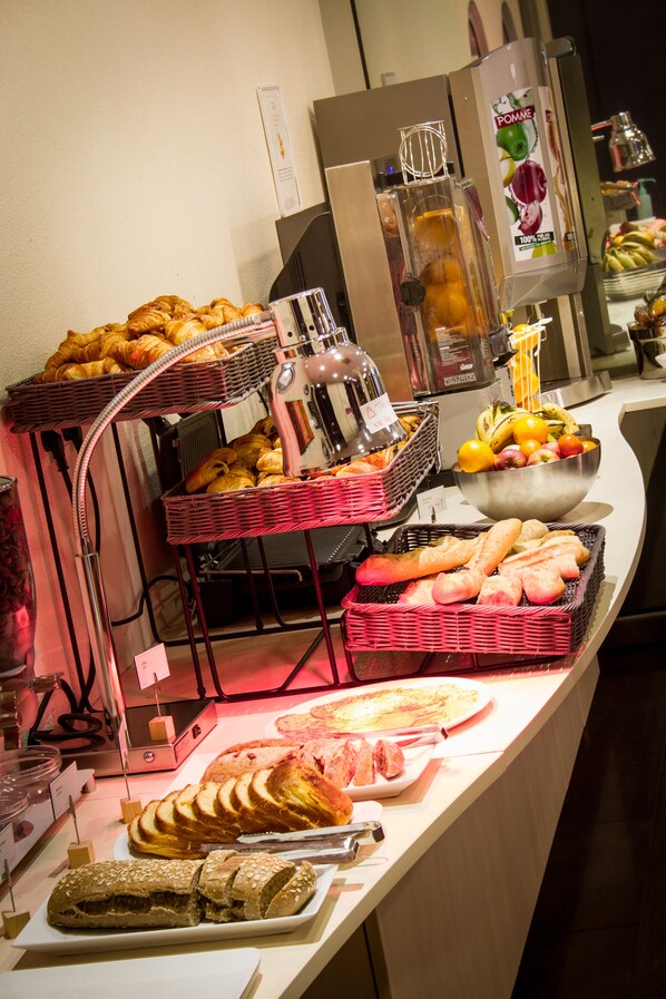 Petit déjeuner buffet (10 EUR par personne)