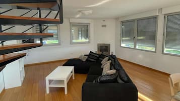 Appartement, 2 slaapkamers, keuken | Een laptopwerkplek, geluiddichte muren, een strijkplank/strijkijzer