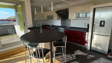 Apartment, 2 Schlafzimmer, Küche | Laptopgeeigneter Arbeitsplatz, schallisolierte Zimmer