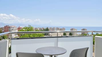 Skrivebord for bærbar PC, blendingsgardiner og strykejern/-brett