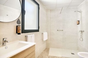 Hair dryer, towels, soap, shampoo - tent Torremolinos (Torremolinos)