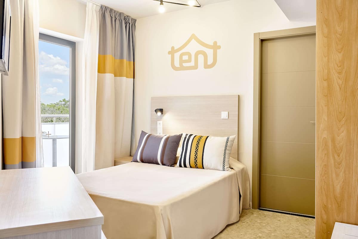 Standard Single Room, Balcony (Bed & Unlimited Brunch) | Laptop workspace, blackout drapes, iron/ironing board