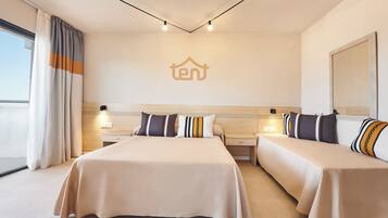 Una camera d'albergo con un letto grande, due comodini e una testiera.