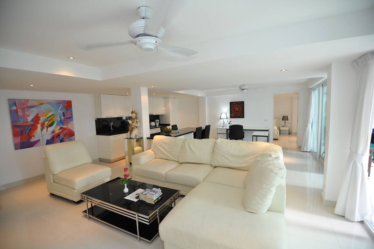 Two-Bedroom Apartment | Oleskelualue | 44–tuumainen LCD-televisio, jossa kaapelikanavat
