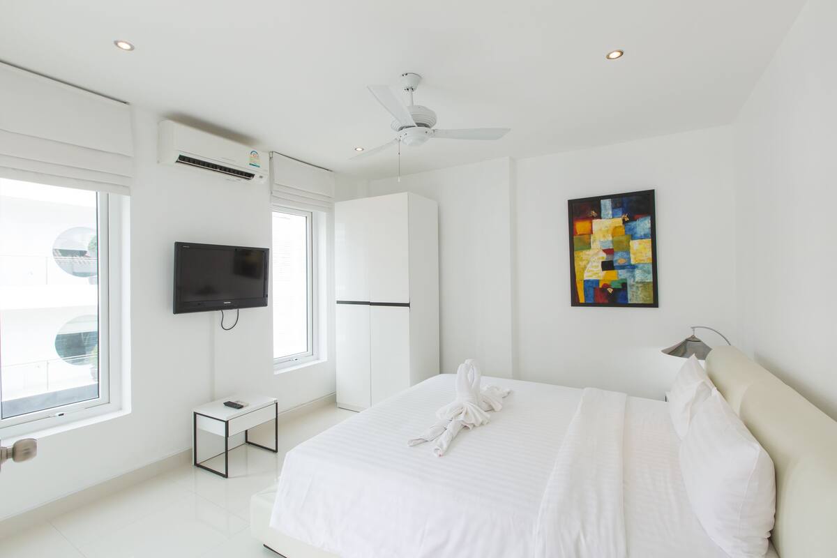 Three-Bedroom Apartment | Tallelokero huoneessa, työpöytä, pimennysverhot, silitysrauta/-lauta